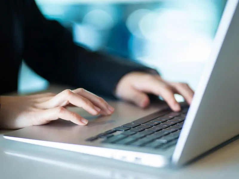 persona en computadora